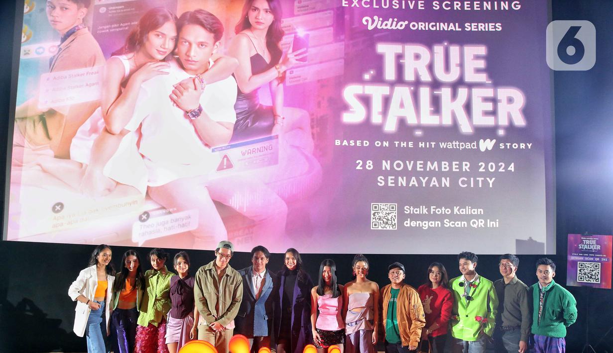 Para pemain bersama Director of Vidio Original Series True Stalker berfoto bersama usai Exclusive Screening & Press Conference True Stalker di XXI Senayan City, Jakarta, Kamis (28/11/2024). (Liputan6.com/Angga Yuniar)