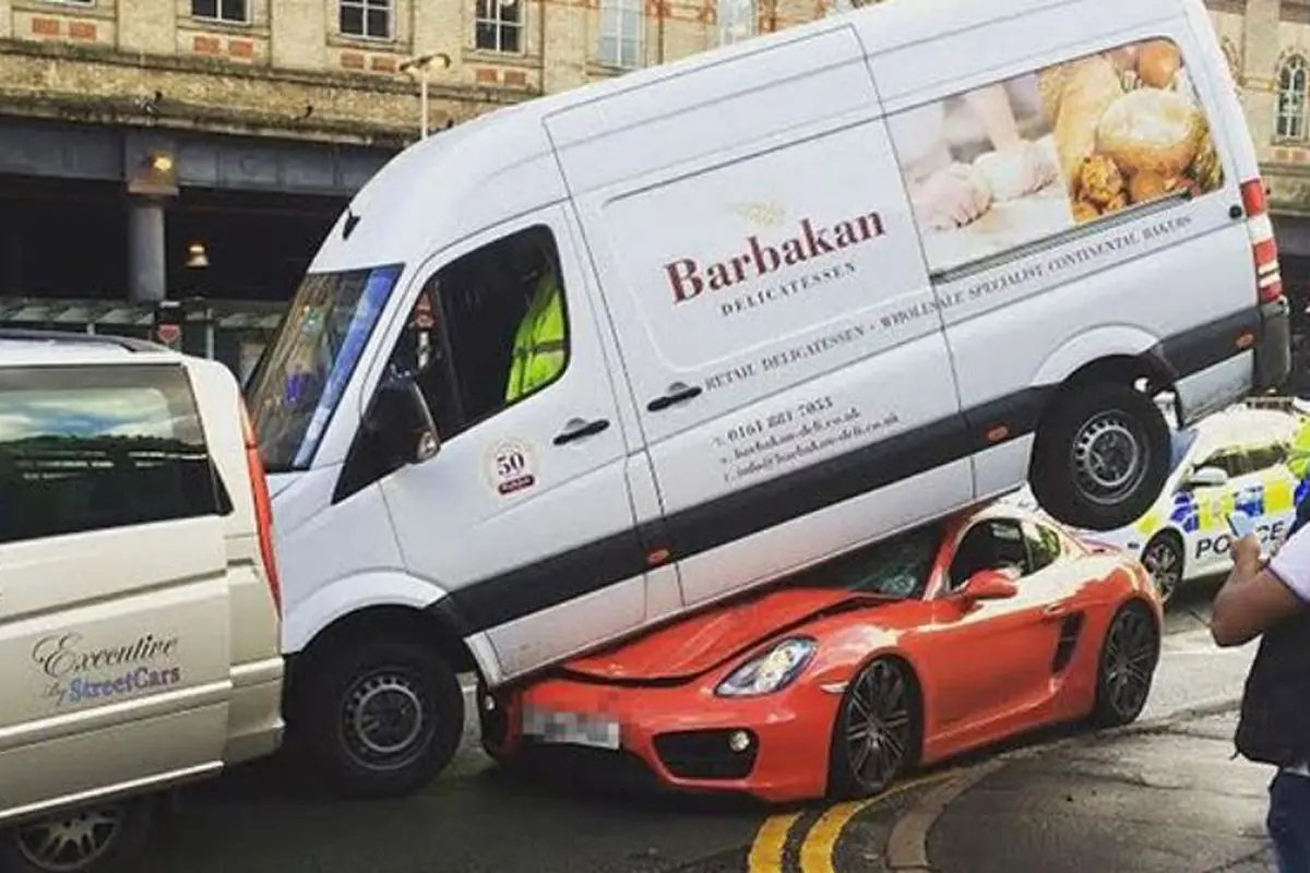 Seruduk Mobil Roti, Porsche Ini Malah Ditiban