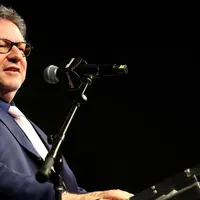 Sir Lucian Grainge, bos Universal Music Group positif corona, selebritas Hollywood was-was. (complex.com)