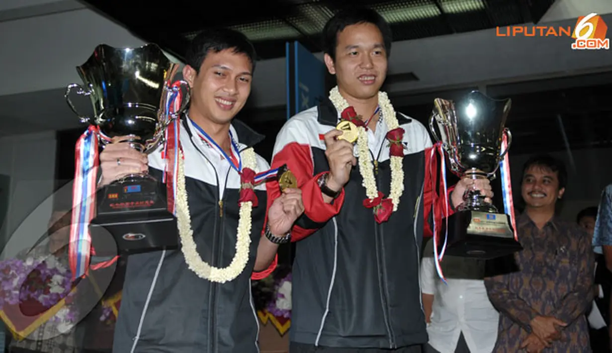 Muhammad Ahsan dan Hendra Setiawan menjadi kampiun di kelas ganda putra Kejuaraan Dunia Bulutangkis 2013 (Liputan6.com/ Helmi Fithriansyah).