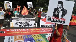 Sejumlah massa yang tergabung dalam parade rakyat melakukan aksi penolakan UU Pilkada di Bundaran HI, Jakarta, (12/10/14). (Liputan6.com/Miftahul Hayat)