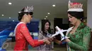 Miss Internasional 2015, Edymar Martinez (kanan) sedang melihat replika pesawat Garuda Indonesia di sela kunjungan ke Garuda Indonesia Training Center, Jakarta, Senin (22/0). (Liputan6.com/Herman Zakharia)