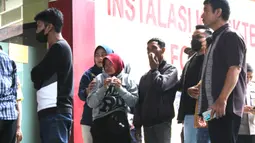 Polisi kembali mengidentifikasi jenazah korban kebakaran di Gedung Terra Drone, Cempaka Baru, Kemayoran, Jakarta Pusat. Tampak dalam foto, pihak keluarga dan kerabat korban kebakaran Gedung Terra Drone menanti penyerahan jenazah, di Rumah Sakit Bhayangkara R. Said Sukanto atau RS Polri Kramat Jati, Jakarta, Rabu (10/12/2025). (merdeka.com/magang/Rendi Saputra)