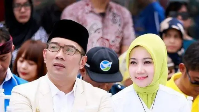 [Bintang] 5 Inspirasi Gaya Hijab Atalia Praratya, Istri Ridwan Kamil