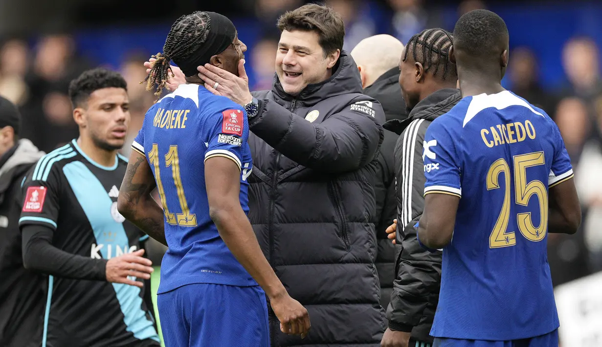 Selebrasi pelatih Chelsea, Mauricio Pochettino bersama pencetak gol keempat, Noni Madueke merayakan kemenangan 4-2 atas Leicester City pada laga perempatfinal Piala FA 2023/2024 di Stamford Bridge, London, Minggu (17/3/2024). (AP Photo/Dave Shopland)
