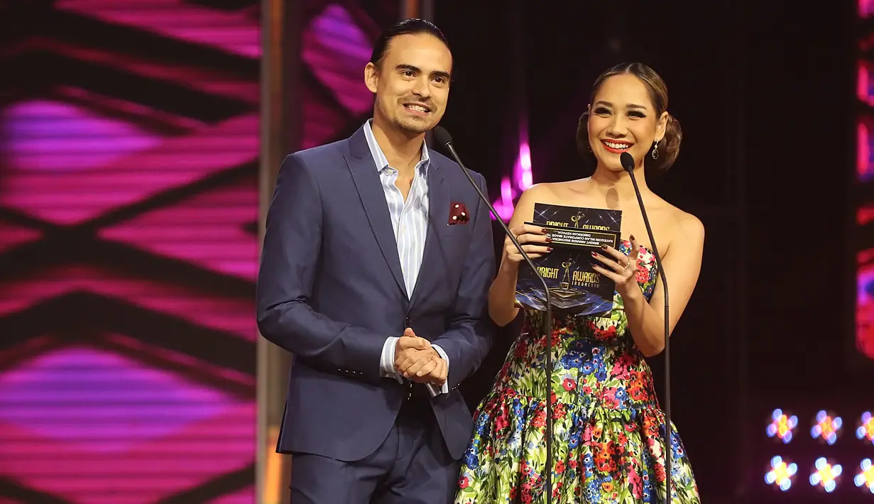 Pasangan ini tampil serasi, Ashraf tampak gagah dengan mengenakan jas yang dipadu dengan kemeja warna biru muda. (Bambang E. Ros/Bintang.com)