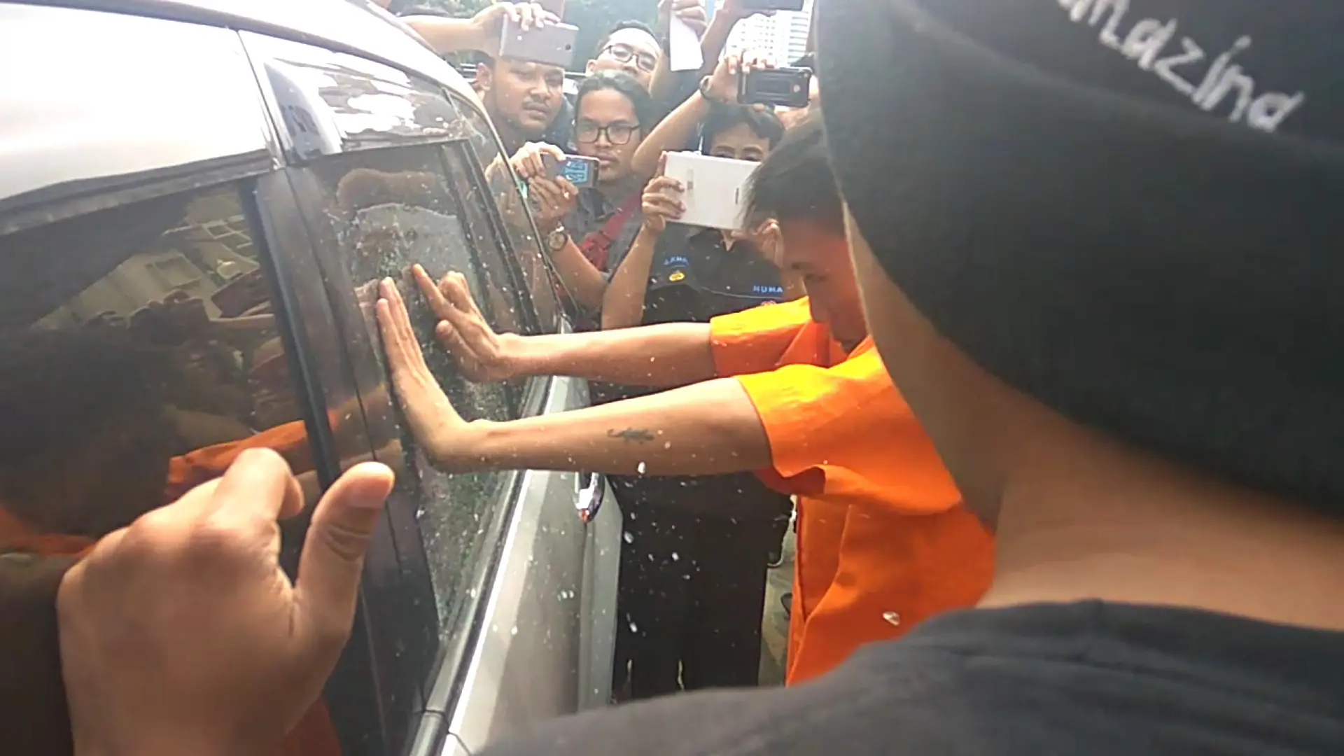 Subdit Resmob Ditreskrimum Polda Metro Jaya meringkus pelaku pencurian dengan modus memecahkan kaca mobil di kawasan Cengkareng, Jakarta Barat. (Liputan6.com/Nanda Perdana Putra)