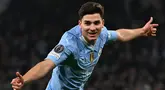 Pemain Manchester City, Julian Alvarez melakukan selebrasi setelah mencetak gol kedua timnya ke gawang FC Copenhagen pada laga leg kedua 16 besar Liga Champions 2023/2024 di Stadion Etihad, Manchester, Inggris, Kamis (07/03/2024). (AFP/Paul Ellis)