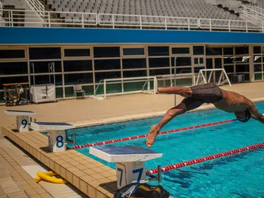 Ibrahim al-Hussein sedang berlatih untuk persiapan Tokyo Paralimpics Game 2020 di Olympic Aquatic Centre, Athena. Ia menyatakan tak pernah membayangkan akan berenang di tempat idola Olimpiadenya memecahkan rekor. (Foto: AFP/Angelos Tzortzinis)