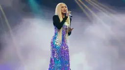 Pelantun tembang Bahasa Kalbu ini selalu tampil glamor dalam setiap penampilannya di atas panggung. Semua yang ia tampilkan selalu menakjubkan. Mulai dari makeup, gaya rambut, sampai wardrobe. Termasuk saat sang diva memakai gaun bling-bling yang berkilauan jika terkena lampu sorot. (Liputan6.com/IG/@ti2dj)
