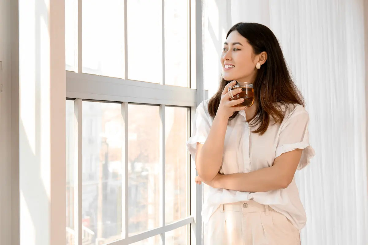 wanita februari minum teh