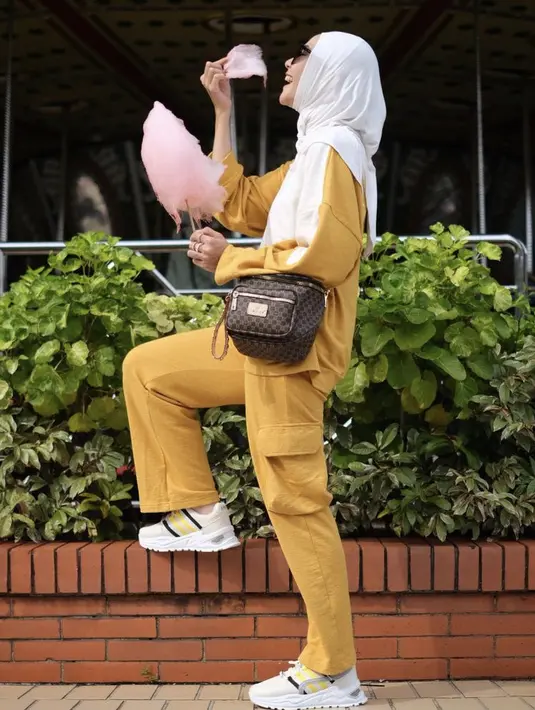 <p>One set warna kunyit dipadukan pashmina putih juga dipilih Zaskia Adya Mecca dipadukan sneakers putih dan slingbag cokelatnya.(@zaskiadyamecca)</p>