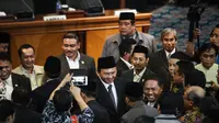 Ahok mendapat ucapan selamat dari para anggota dewan usai mengikuti rapat paripurna di Gedung DPRD DKI Jakarta, Jumat (14/11/2014). (Liputan6.com/Faizal Fanani)