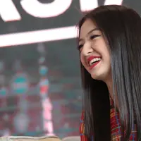 Saat kecil, pemeran dan penyanyi Raline Shah sebagai gadis tomboi. Wajahnya juga jarang tersentuh make up. Melihat hal itu sang ibu lantas memberi kursus make up di rumah. (Adrian Putra/Bintang.com)