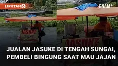 Penjual makanan jasuke (jagung susu keju) di tengah sungai menarik perhatian