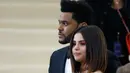 Sebelum menghadiri Met Gala 2017 ini, pasangan Selena Gomez dan The Weeknd memang beberapa kali tertangkap kamera tengah liburan bersama. Seperti halnya di Toronto, Italy dan Colombia.  (AFP/Bintang.com)