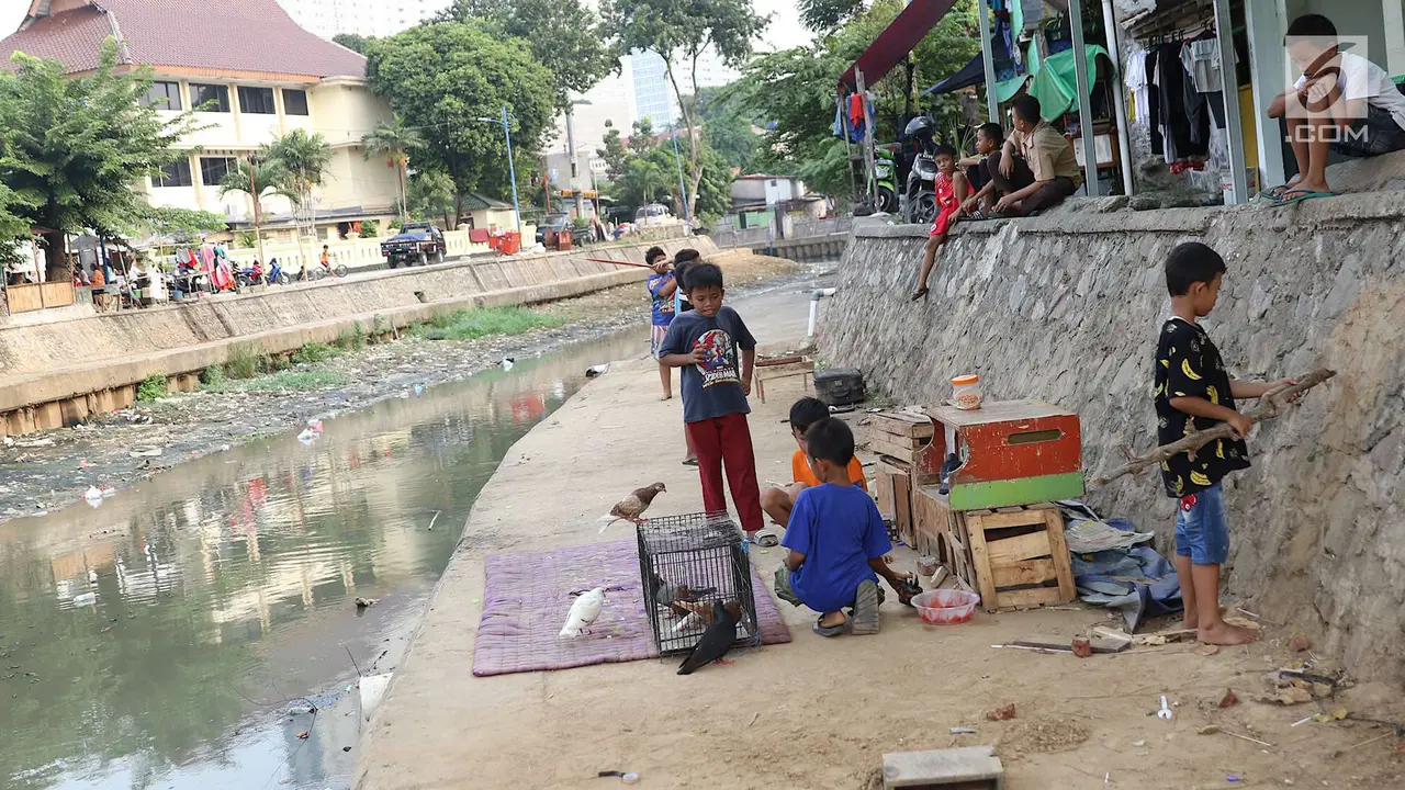 Tunggu Waktu Buka Puasa, Anak-anak Ini Main di Bantaran Ciliwung