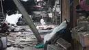 Warga melihat lokasi pengeboman di sebuah pasar di provinsi Yala, Thailand selatan (22/1). Sedikitnya tiga orang tewas dan 18 orang lainnya luka-luka akibat ledakan tesebut. (AP Photo/Somphop Suphanaranond)