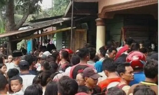 Tetangga mendengar kepala keluarga korban pembunuhan di Medan itu mempertanyakan kedatangan tamu di tengah malam. (Liputan6.com/Reza Efendi)