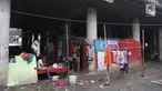 Warga beraktivitas di permukiman kolong Jalan Tol Pelabuhan, Tanjung Priok, Jakarta, Senin (23/4). Mahalnya harga hunian di Ibu Kota membuat mereka tinggal di kawasan tersebut meski dengan kondisi lingkungan kumuh dan kotor. (Liputan6.com/Arya Manggala)