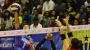 Pebola voli putri Jakarta Electrik PLN, Lindsay Stalzer melakukan smes ke tim Jakarta Pertamina Energi pada final four Proliga 2017di GOR C'Tra Arena, Bandung, Minggu (16/4). Jakarta Electrik PLN menang dengan skor 3-1. (Liputan6.com/Yoppy Renato)