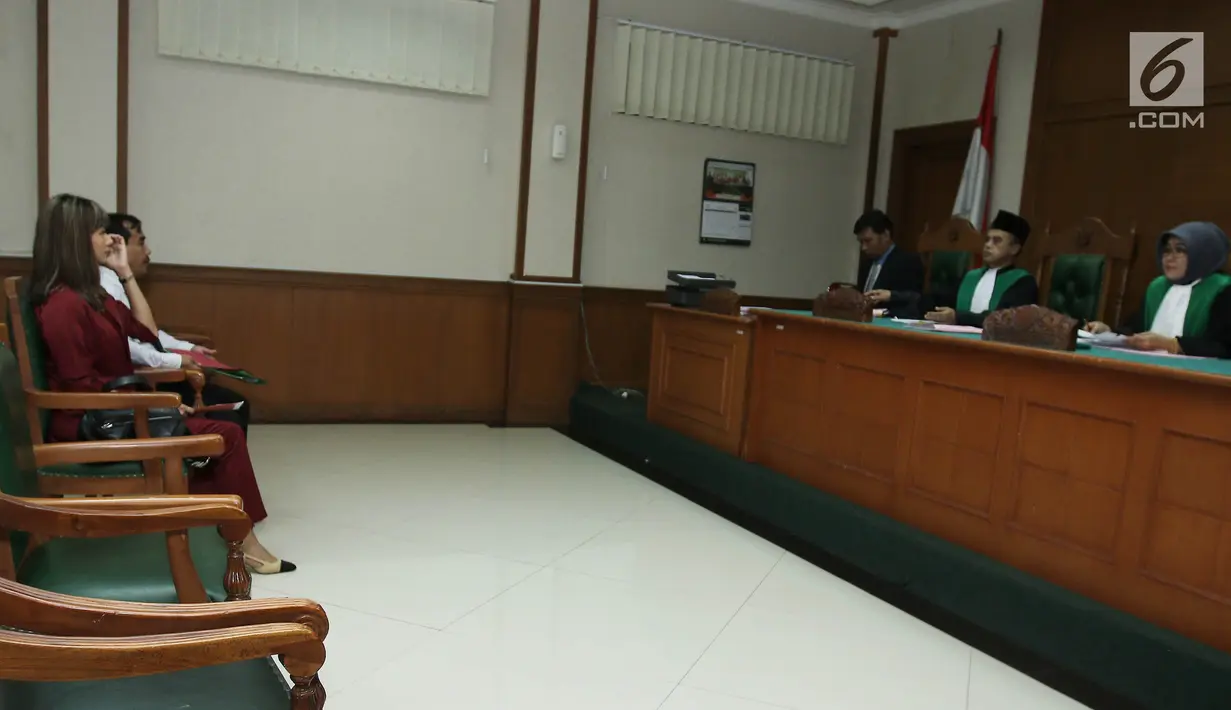 Majelis Hakim membacakan putusan sidang perceraian Kirana Larasati di Pengadilan Agama Jakarta Selatan, Kamis (13/7). Kirana resmi menjandi janda lewat putusan verstek setelah Tama Gandjar, selaku pihak tergugat tak hadir. (Liputan6.com/Herman Zakharia)