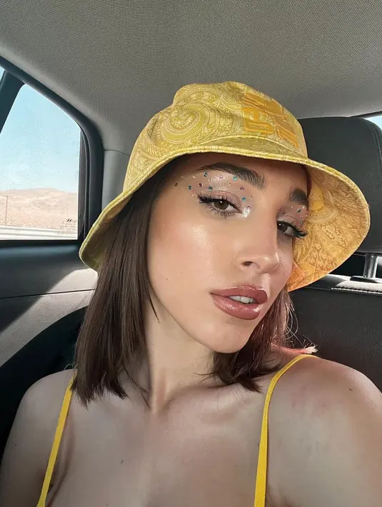 Batu permata berkilauan di padang pasir bisa terlihat di mana-mana saat Coachella. Bagi yang ingin tampil simple, bisa fokus pada bagian mata (Foto: Instagram @ginevramavilla)