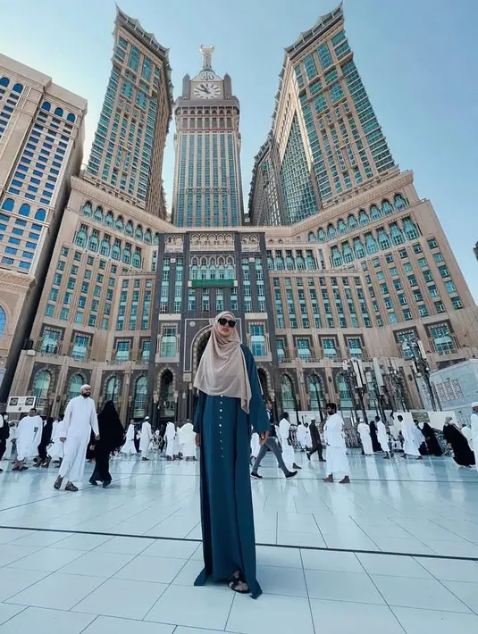 Umrah bareng suami dan buah hati, penampilan bercadar Paula Verhoeven mencuri perhatian. @paula_verhoeven.