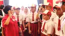 Para murid mendengarkan Menlu Retno Marsudi menjelaskan gedung Pancasila, Jakarta, Kamis (1/6). Gedung ini menjadi saksi sejarah saat Presiden Soekarno yang merupakan anggota BPUPKI berpidato di sidang BPUPKI pada 1 Juni 1945. (Liputan6.com/Angga Yuniar)