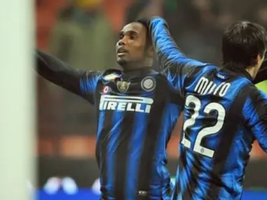 Duet penyerang Inter Milan, Samuel Eto'o dan Diego Milito, mencetak masing-masing satui gol untuk mengalahkan Cesena 3-2 dalam lanjutan Serie A di Milan, 19 Januari 2011. AFP PHOTO/GIUSEPPE CACACE