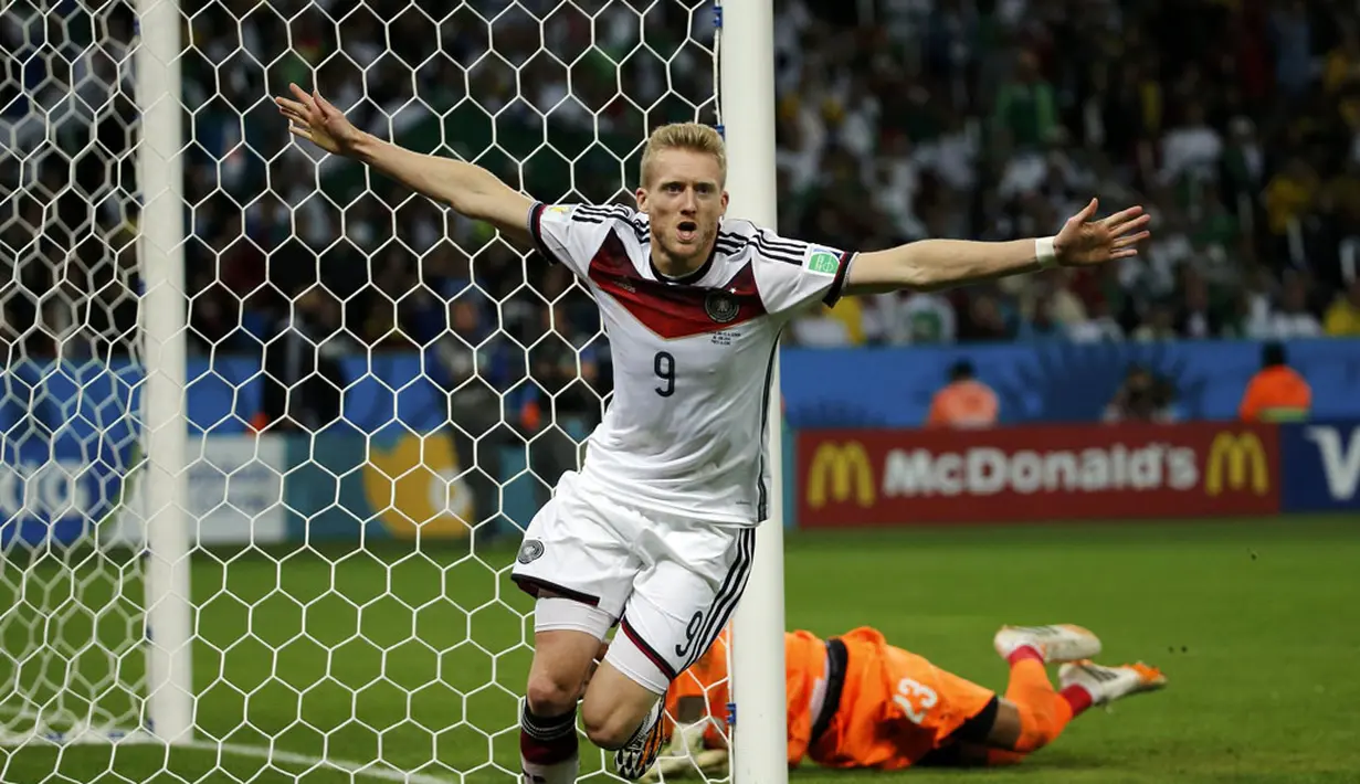 Pemain tengah Timnas Jerman, Andre Schuerrle, merayakan golnya ke gawang Aljazair di laga 16 besar Piala Dunia 2014 di Stadion Beira Rio, Porto Alegre, (1/7/2014). (REUTERS/Edgard Garrido)