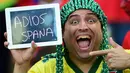 alah satu suporter Chili membawa tulisan "Selamat Jalan Spanyol" saat merayakan kemenangan La Roja atas Spanyol 2-0 di Stadion Maracana, Rio de Janeiro, Brasil, (19/6/2014). (AFP PHOTO/Martin Bernetti) 