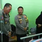 Kapolres Ngawi AKBP Argowiyono menyempatkan diri membesuk Gus Aab yang dirawat di RS Widodo. (Istimewa)