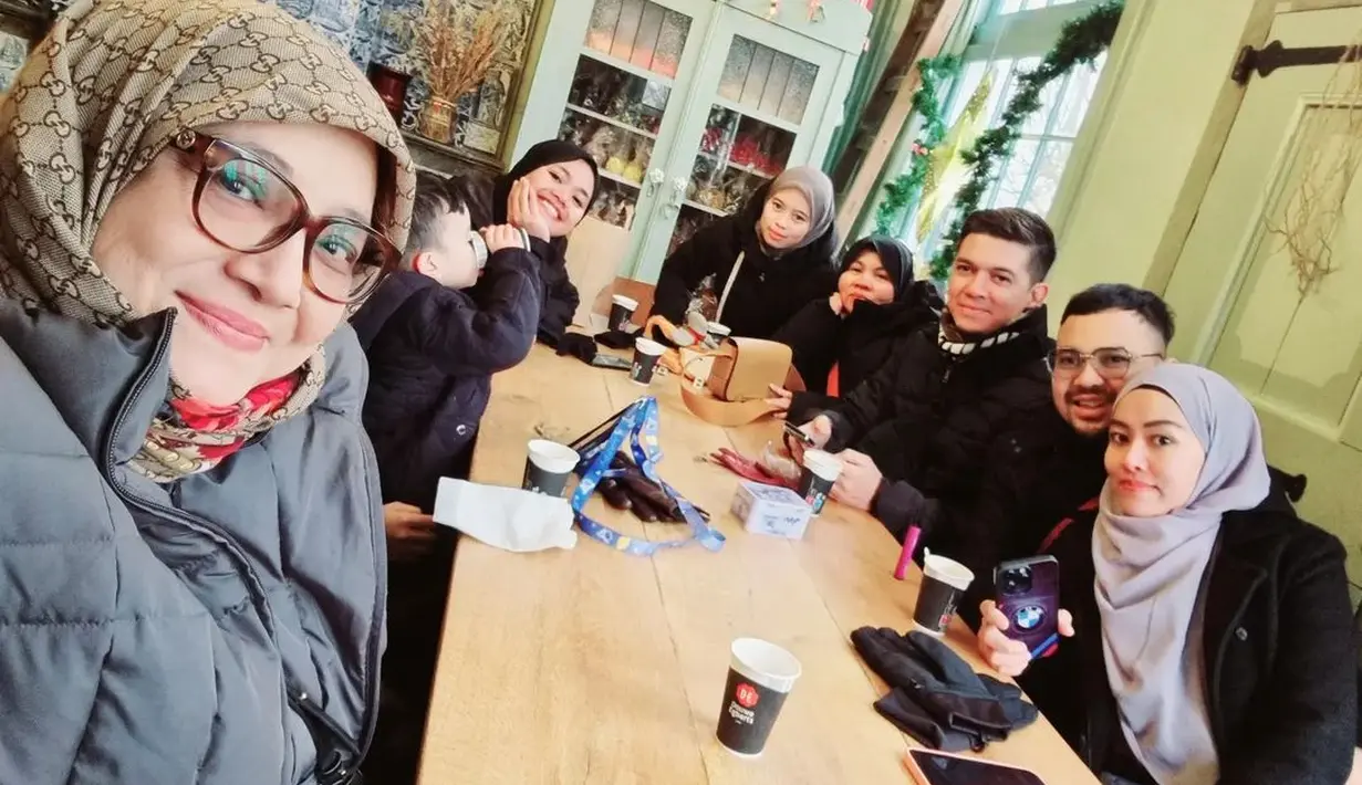 Zaskia dan Irwansyah tiba di Amsterdam pada 4 Desember lalu. Selain liburan, juga sekaligus melepas kangen dengan Fanny Bauty. [Instagram/fenny.bauty]