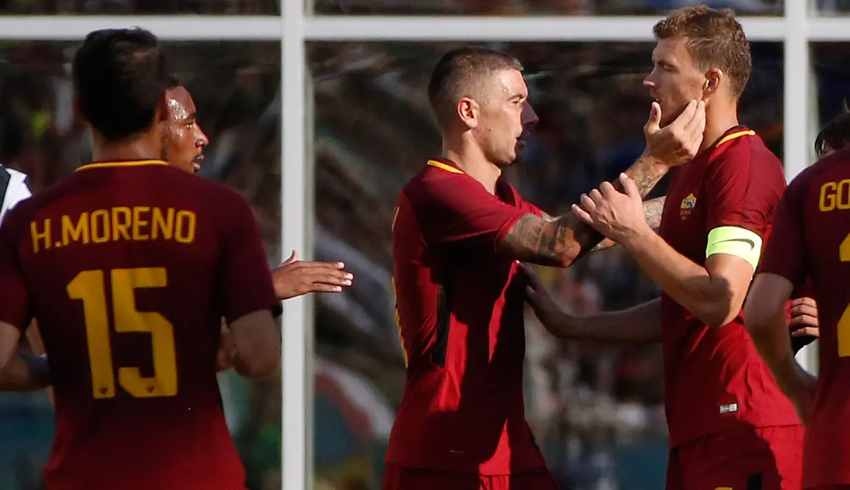 Penyerang AS Roma, Edin Dzeko melakukan selebrasi dengan rekan-rekannya usai mencetak gol ke gawang Juventus di International Champions Cup di Gillette Stadium, Foxborough (31/7). Juventus menang 5-4 lewat adu penalti. (AP Photo/Michael Dwyer)
