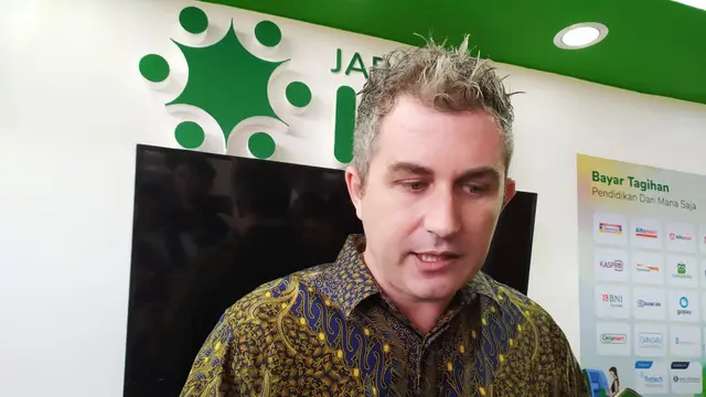 CEO IDN Ian Mckenna atau yang biasa dipanggil Ahmad Yusuf, tengah memberikan penjelasannya kepada wartawan di Tasikmalaya, Jawa Barat