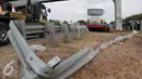 Pembatas jalan terlihat rusak usai dihantam bus PO Rukun Sayur di KM 202, Jawa Barat, Selasa (14/7/2015). Kecelakaan tersebut menyebabkan 11 orang tewas dan 27 luka - luka. (Liputan6.com/Herman Zakharia)