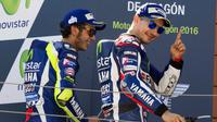Duo pebalap Yamaha, Valentino Rossi dan Jorge Lorenzo. 