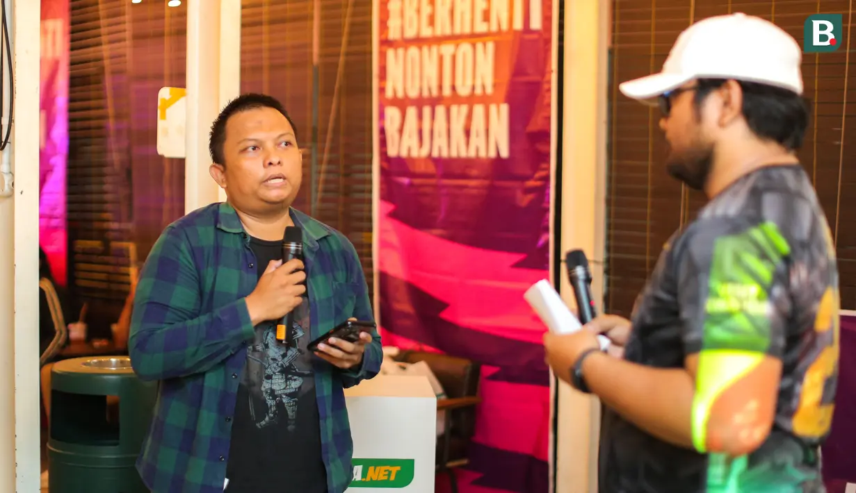 <p>Jurnalis Bola.com, Rizki Hidayat (kiri) memberikan prediksi pertandingan saat Roaring Night Liga Inggris antara West Ham melawan Arsenal yang berlangsung di Triboon, Cilandak, Jakarta Selatan, Minggu (11/02/2024) malam WIB. (Bola.com/Bagaskara Lazuardi)</p>