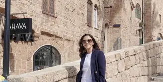 Bak anak muda, penyanyi itu melengkapi gayanya dengan ripped jeans dan sneakers.