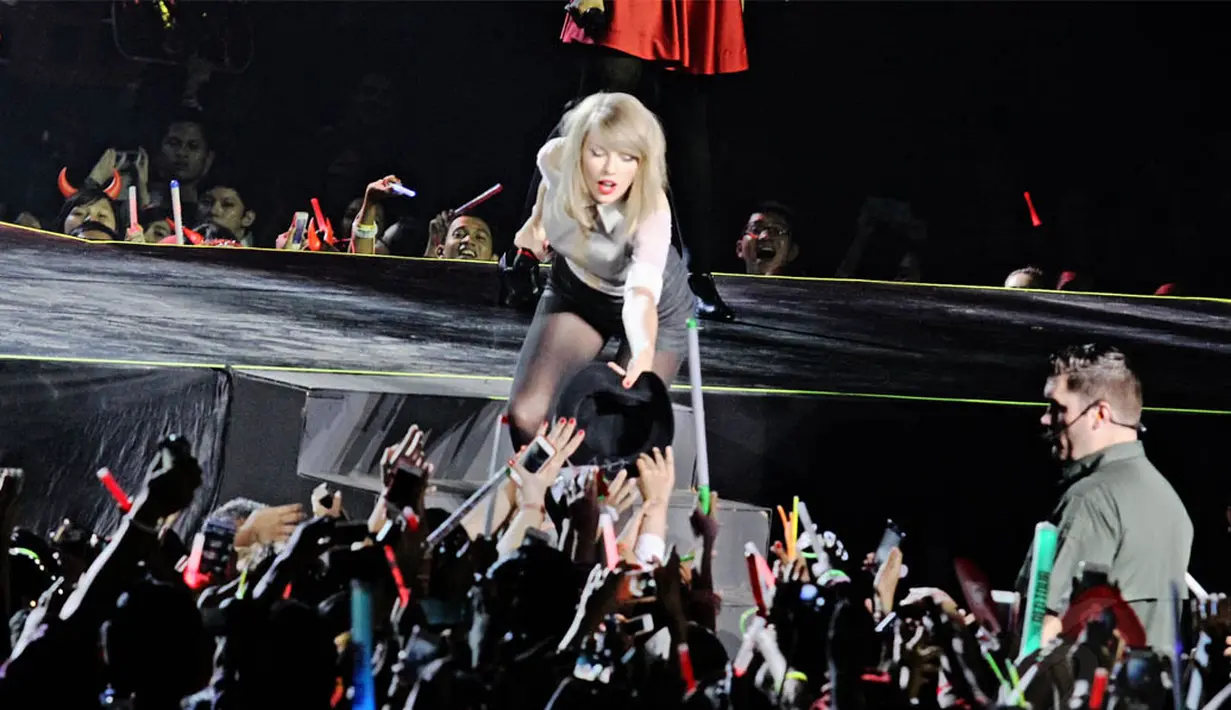 Aksi Taylor Swift sukses membuat penonton Mata Elang Internasional Stadium (MEIS), Ancol, Rabu (4/6/2014) (Liputan6.com/Faizal Fanani)