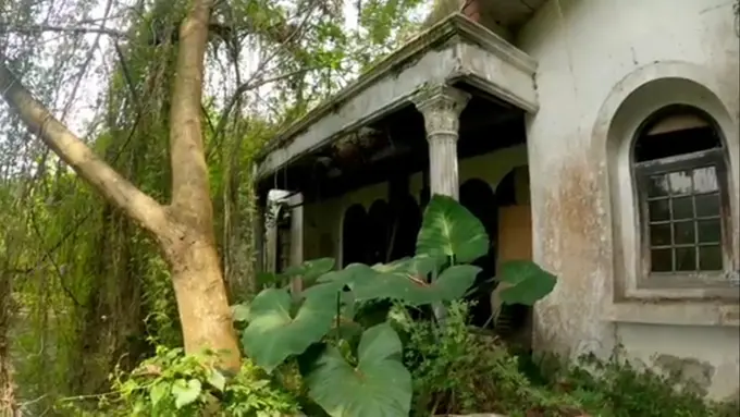 Suasana Mencekam Rumah Artis Senior Terbengkalai 30an Tahun, Ada Kuburan Korban Banjir Bandang di Halamannya