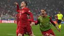 Selebrasi striker Timnas Turki, Kerem Akturkoglu (kiri) setelah mencetak gol ketiga timnya ke gawang Timnas Georgia pada laga matchday pertama Grup F Euro 2024 di Westfalenstadion, Dortmund, Jerman, Selasa (18/6/2024). (AP Photo/Alessandra Tarantino)