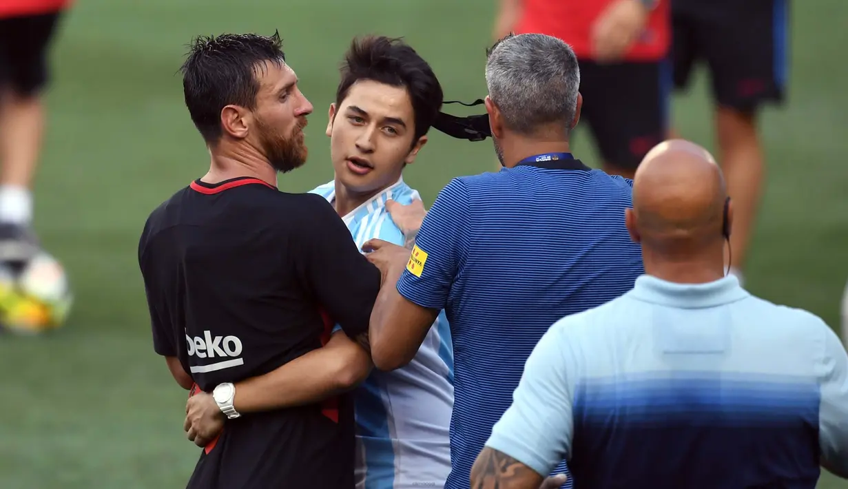  Seorang  fans Memeluk penyerang Barcelona, Lionel Messi saat sesi latihan di Red Bull Arena di Harrison, New Jersey, (21/7). Barcelona akan berhadapan dengan Juventus pada ICC 2017. (AFP Photo/Jewel Samad) 