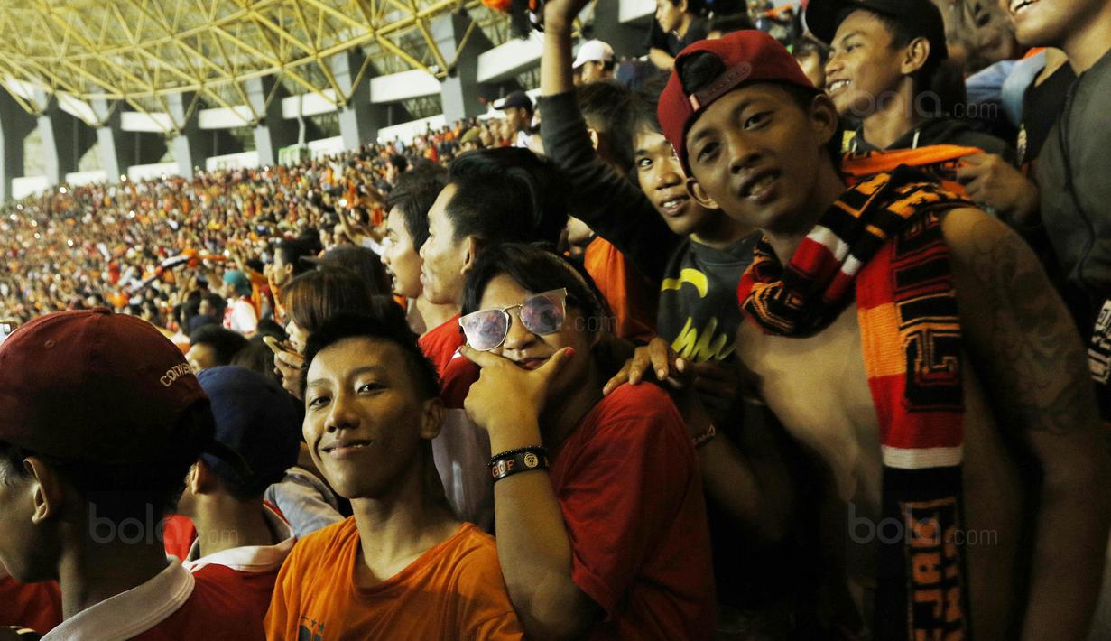 Ribuan The Jakmania saat menyaksikan laga terakhir Persija di Liga 1 di Stadion Patriot, Bekasi, Minggu (12/11/2017). Persija menang 2-1 atas Bhayangkara FC. (Bola.com/ M Iqbal Ichsan)
