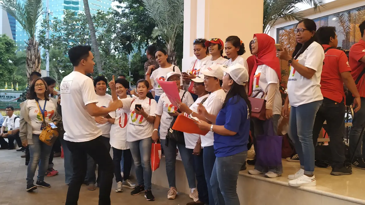 Paduan Suara yang tergabung dalam Gita Bhineka Choir siap menymbut kedatangan Calon Presiden Joko Widodo (Jokowi), di Lokasi Debat Capres, Hotel Sultan Jakarta.