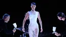 Model AS Bella Hadid disemprot dengan cairan yang berubah menjadi gaun yang bisa dipakai saat peragaan busana Coperni Spring-Summer 2023 pada Paris Fashion Week di Paris, Prancis, 30 September 2022. Bella Hadid tampil menakjubkan di Paris Fashion Week dengan mengenakan gaun dari cairan khusus yang disemprotkan ke tubuhnya. (JULIEN DE ROSA/AFP)