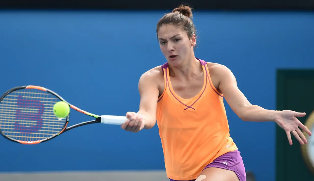 Margarita Gasparyan mengembalikan bola pukulan petenis asal Kazakhstan Yulia Putintseva pada Australia Open 2016 di Melbourne (20/1/2016). Karier profesional Gasparyan baru dimulai pada tahun 2015. (AFP PHOTO/WILLIAM WEST)