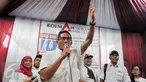 Cawagub DKI Jakarta, Sandiaga Uno saat mensosialisasikan program KJP Plus ke warga Batu Ampar, Kramatjati, Jakarta Timur, Senin (3/4). Selain sosialisasi, Sandi melantik kader Roemah Djoeang pemenangan di wilayah Batu Ampar. (Liputan6.com/Yoppy Renato)