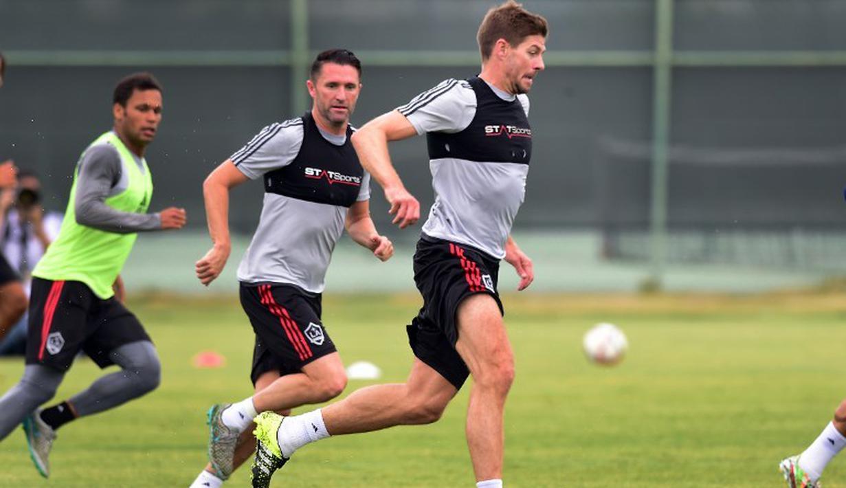 Mantan Kapten Liverpool dan Timnas Inggris, Steven Gerrard, mengikuti sesi latihan perdana LA Galaxy di Carson, California, AS. Rabu (8/7/2015) pagi WIB. (AFP PHOTO/Frederic J. Brown)